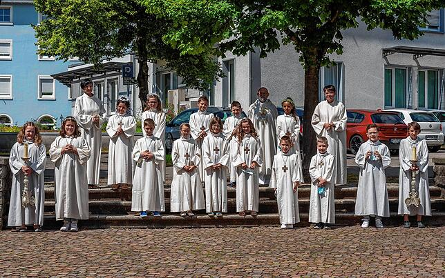 Diese 15 Jungen und Mädchen haben kürzlich in der Tiengener Pfarrkirche ihre erste heilige Kommunion empfangen, hinten im Bild Sylvia De ...