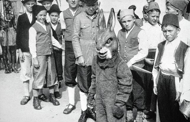 Einer der Pappmaschee-Köpfe der kleinen Seehasen steht heute im Seehasenarchiv.