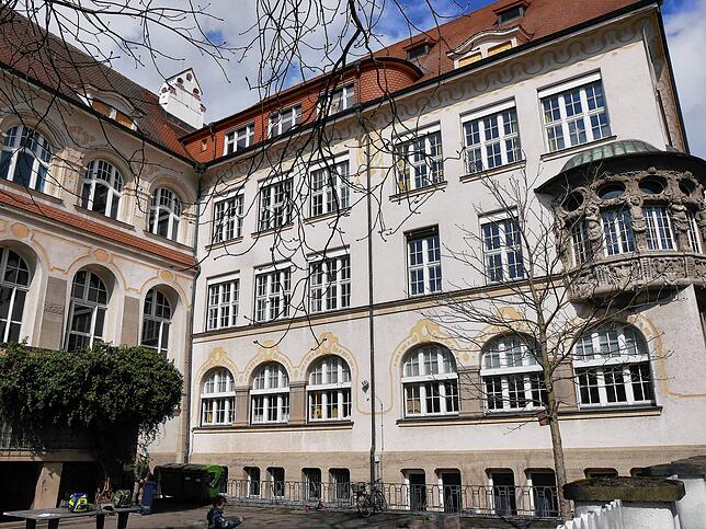 Am Zähringerplatz teilen sich die Theodor-Heuss-Realschule, die Gebhardschule, die Neue Gemeinschaftsschule und die Grundschule ...