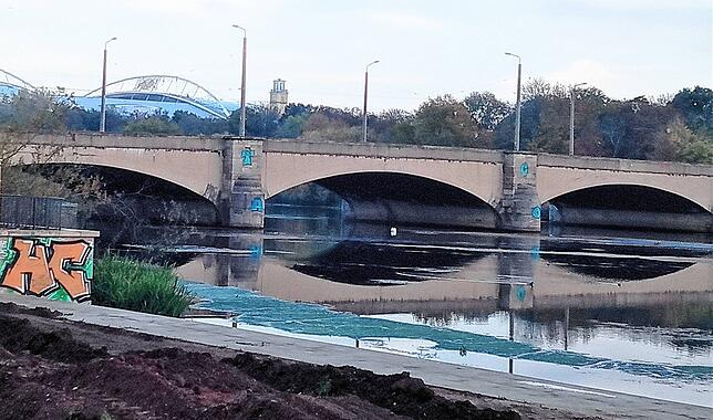 Die Zeppelinbrücke in Leipzig. Im Hintergrund das Sportgelände um die Red-Bull-Arena.