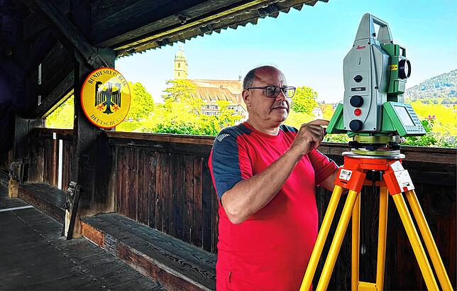 Der Beauftragte der Schweizer Landesgrenze, Alain Wicht, markiert die Staatsgrenze auf der Holzbrücke.