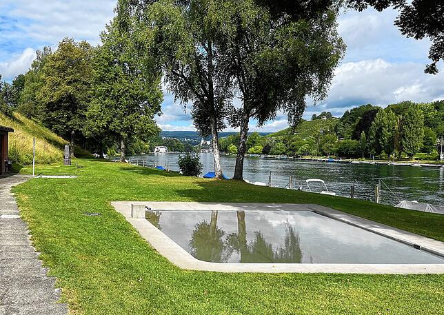Im Kanton Zürich gelegen ist die Badi Rheingasse. Hier kann man rund um die Uhr den Sprung ins Wasser wagen.