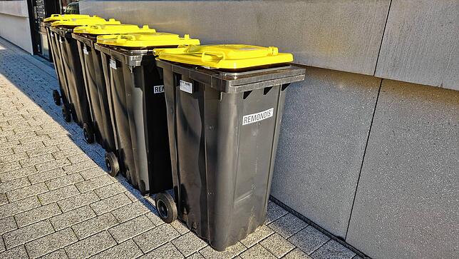 Manche sind froh, dass sie jetzt eine Gelbe Tonne bekommen haben.