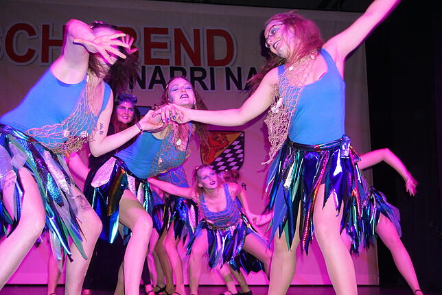 Bild 18: Bilder von 150 Akteure der fünf Öschzünfte begeistern mit einem fetzigen Programm