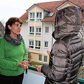 Waltraud Zeller-Fleck vom Leitungsteam des Mehrgenerationenhauses im Gespräch mit einer Frau, die vor dem existentiellen Aus steht.