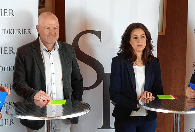 Einen Atemzug Zeit haben die Wutöschinger Bürgermeisterkandidaten Rainer Stoll und Joana Carreira für jede Antwort im Fragenkarussell. ...