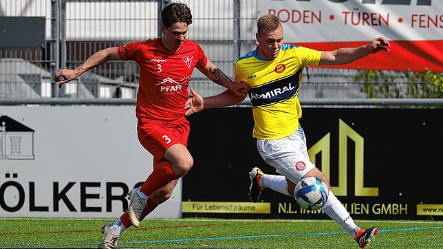 Samuel Freitag (links, 1. FC Rielasingen-Arlen II) versucht Marcel Kille (SC Pfullendorf II) vom Ball zu trennen. Die Gäste bleiben das ...