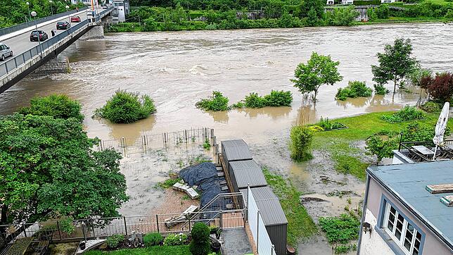 Anfang Juni trat vielerorts der Rhein über die Ufer. Im Bild der Grenzübergang in Rheinheim.