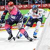 Zum ersten Mal haben die Schwenninger Wild Wings (links Alexander Karachun) in dieser Saison zu Hause verloren. Gegen Ingolstadt hieß es ...