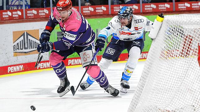 Zum ersten Mal haben die Schwenninger Wild Wings (links Alexander Karachun) in dieser Saison zu Hause verloren. Gegen Ingolstadt hieß es ...
