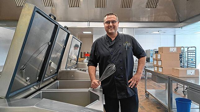 Koch Stefan Lütte managt die Catererküche von Olaf Masur (OM Catering).