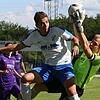 Turm in der Schlacht: Seit fast 16 Jahren steht Simon Eckert, hier gegen Patrick Klotz vom FC Geißlingen, im Tor des SV Buch.
