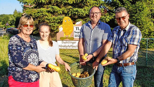 Die Vorbereitungen für das Hördöpfelfäsch gehen in die letzte Phase: (v.l.) Doerte Graf, Luisa Lier, Marc Sauter und Günter Tschacher ...