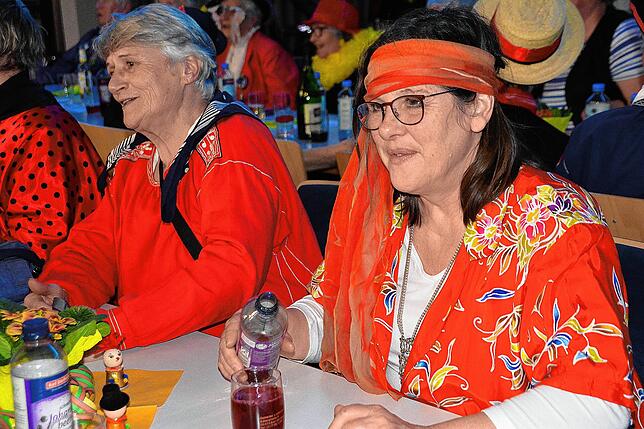 Bild 2: Rund 200 Frauen feiern im katholischen Pfarrsaal ausgelassen Fasnet