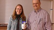 Vanessa Lang, Referentin für Armutsdiakonie von den Zieglerischen, mit Pfarrer Uwe Reich-Kunkel.
