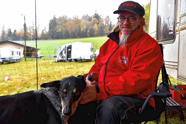 Tierschutzbeauftragter Niki Jesberger mit seinem Alaskan Husky Mustang.