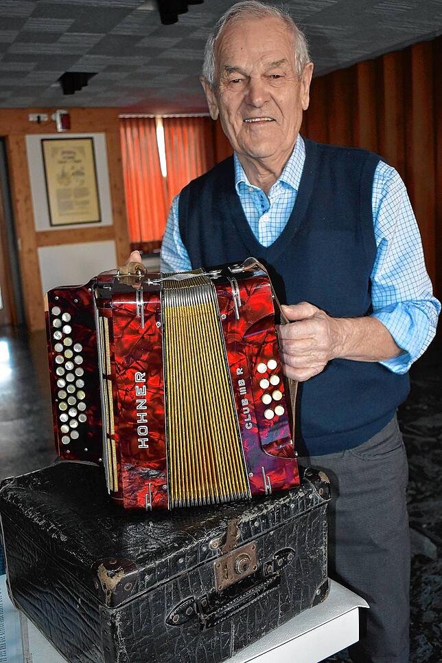 Hansjörg Dörflinger spielte am 100. Geburtstag von Erich Albrecht mit der Ziehharmonika, die von Kriegskameraden des gefallenen Bruders ...