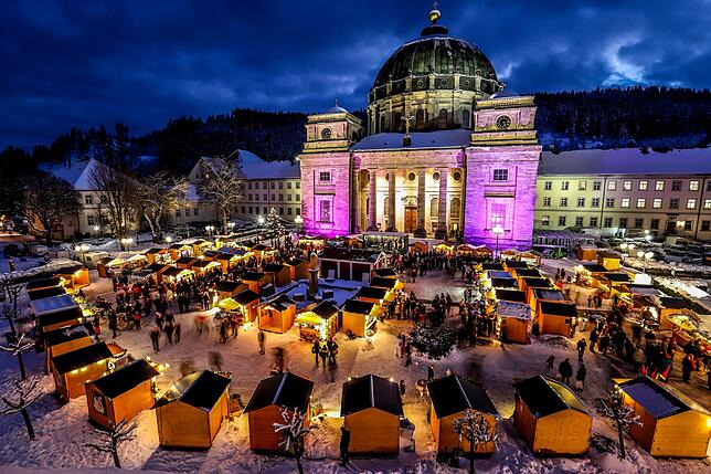 Eine schöne Kulisse: Der Weihnachtsmarkt beim Dom in St. Blasien.