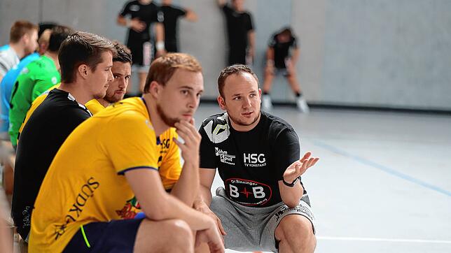 Matthias Stocker als Trainer der HSG Konstanz II im Gespräch mit seinem Co-Trainer Benjamin Schweda.