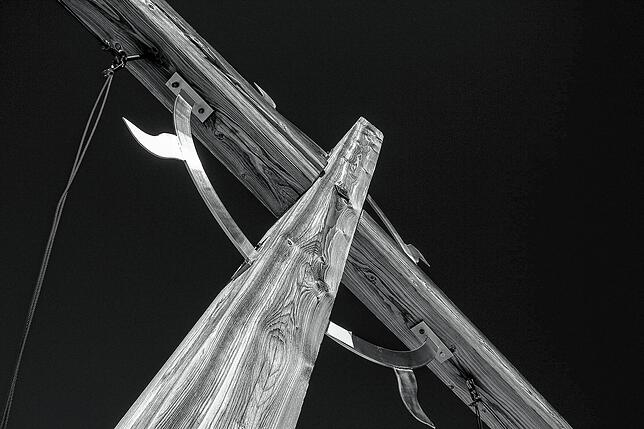 Ein Kreuz mit Stahlverzierung auf dem Wurmtalerkopf (3228 Meter) in den Ötztaler Alpen, Tirol.