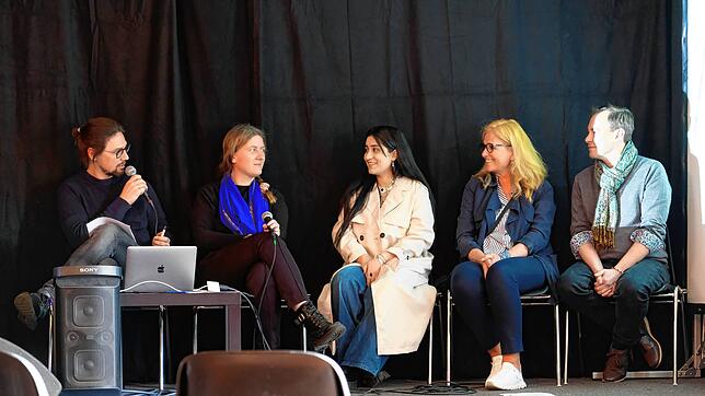 Bei einem Podiumsgespräch im Kulturhaus Caserne geht es um die Situation von Kunstschaffenden in Afghanistan (von links): Benjamin ...