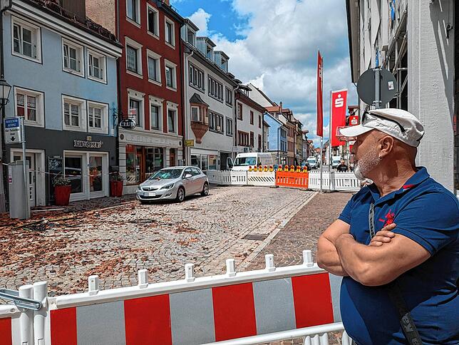 Reza Pekesen blickt auf die zerstörten Häuser in der Gerberstraße. Für seine Cocktailbar „MP Club“ hat er keine Hoffnung mehr.