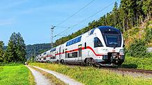 Die Gäubahn bei Sulz: Um den Ausbau dieses Abschnitts geht es. Hier befährt im August 2024 ein Intercity des Herstellers Stadler die ...