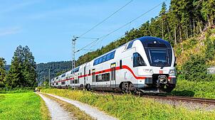Die Gäubahn bei Sulz: Um den Ausbau dieses Abschnitts geht es. Hier befährt im August 2024 ein Intercity des Herstellers Stadler die ...
