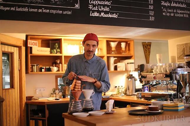 Die Zubereitung von Kaffee wird von Steffen Sehring behutsam zelebriert.