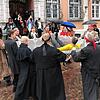 Vor ihrer Taufe müssen die neuen Piraten den Rütteltest überstehen, um damit zu beweisen, dass sie auch seetüchtig sind.