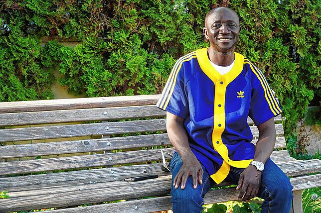 Mustapha Conteh (50) stammt aus Gambia. Hier ist er in der Singener Nordstadt zu sehen. Conteh arbeitet als Küchenhelfer in den ...