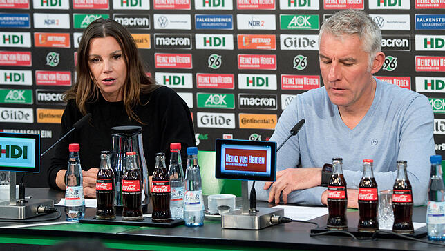 23.10.2019, Niedersachsen, Hannover: Teresa Enke und Mirko Slomka, Trainer von Hannover 96, sitzen bei einer Pressekonferenz der ...