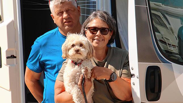 Endlich wieder los mit dem Wohnmobil: Andrea und Rainer Kühn aus Rheinfelden mit ihrem Hündchen Basco fuhren spontan auf den ...