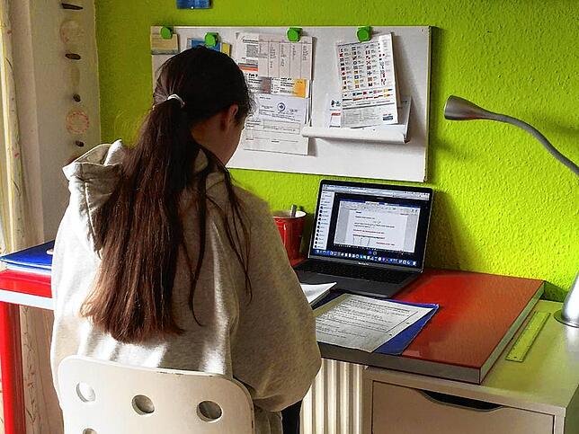 Eine Schülerin am ersten Schultag nach den Ferien am heimischen PC.