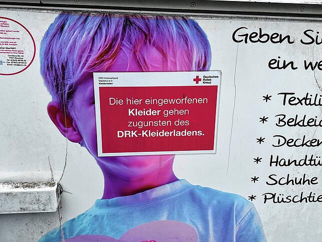 Alle Klamotten, die in die vier Altkleider Container in der Fuller Straße geworfen werden, gehen zugunsten des DRK-Kleiderladens.