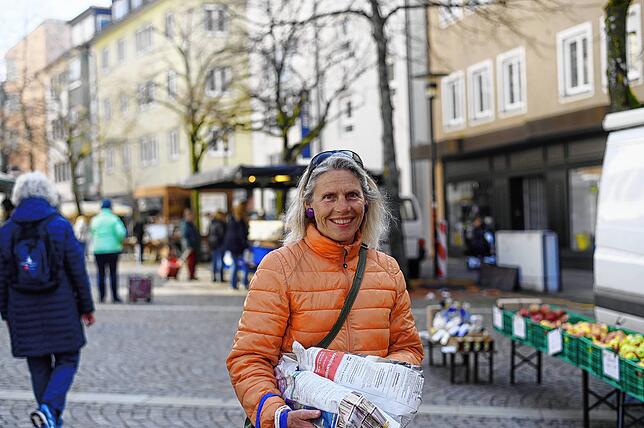 Regine Ankermann beim Einkauf auf dem Markt.