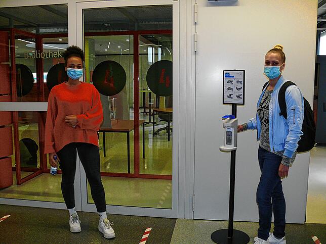 Lydia Quilamba (links) und Eileen Bossick auf dem Weg in die Bibliothek. Abstandsregeln und Desinfektion gehören auch hier dazu.