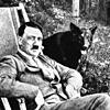 Adolf Hitler mit seinem Hund (undatierte Aufnahme).