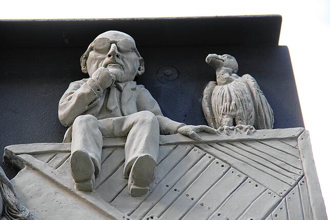 Mit den Grünen ist Peter Lenk vorerst fertig. In seinem Kunstwerk hat er auch Winfried Hermann karikiert – mit Pleitegeier rechts.