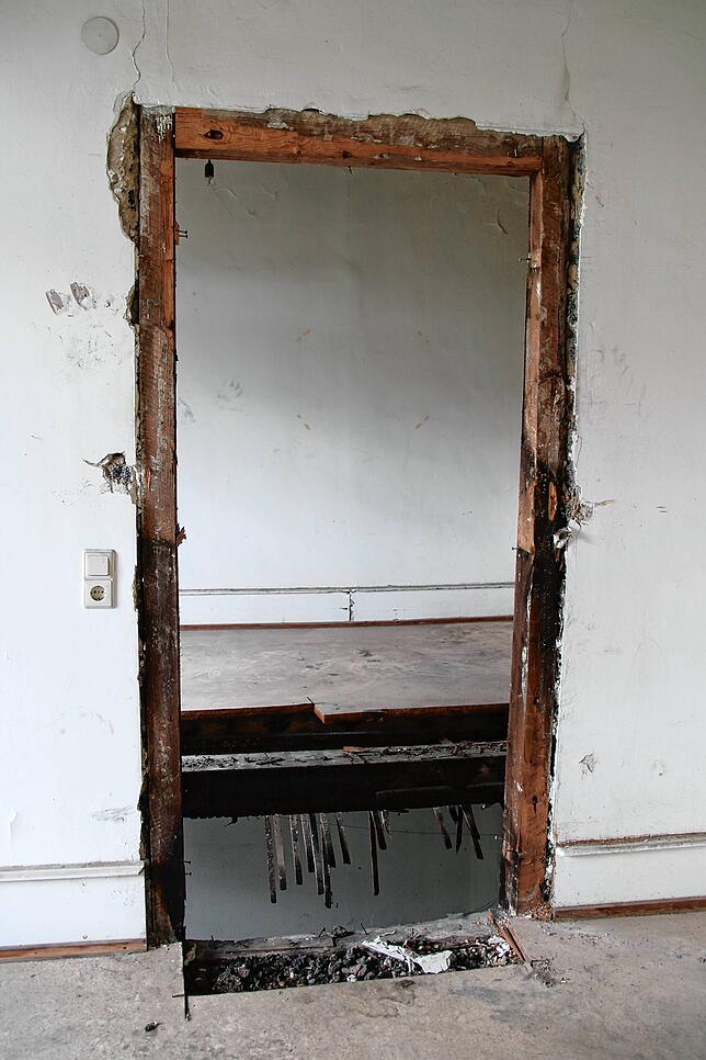 Das Loch im Boden im ersten Stock erinnert an ein Feuer, das 2014 im Gebäude ausgebrochen ist. Wohl hatte ein „Bewohner“ ein ...