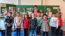 Grundschule Bermatingen: Die Erstklässler der Klasse 1b, Tigerklasse, mit ihrer Klassenlehrerin Katja Senft.
