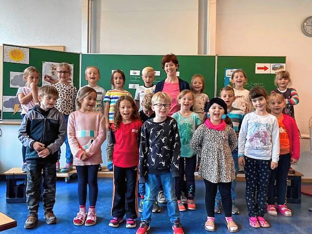 Grundschule Bermatingen: Die Erstklässler der Klasse 1b, Tigerklasse, mit ihrer Klassenlehrerin Katja Senft.