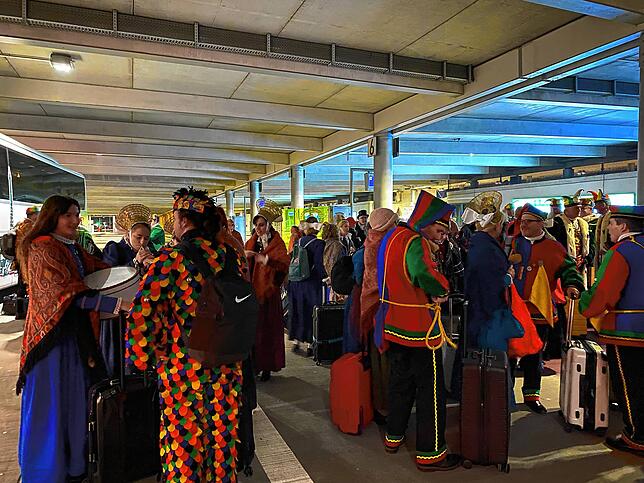 Ankunft beider Busse am Flughafen Stuttgart.