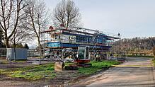 Arbeiter haben die MS Waldshut-Tiengen auf dem Parkplatz zwischen Schrebergärten und Freibad Waldshut eingerüstet.