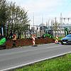 Bauarbeiter verlegen Leitungen an der Bundesstraße 34 beim Aluminiumwerk.