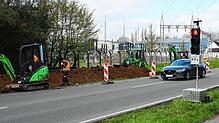 Bauarbeiter verlegen Leitungen an der Bundesstraße 34 beim Aluminiumwerk.