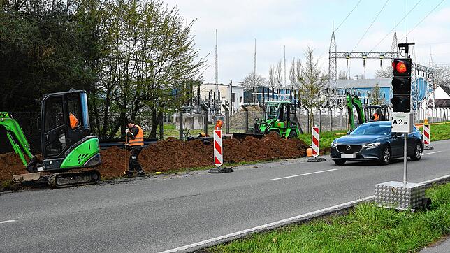 Bauarbeiter verlegen Leitungen an der Bundesstraße 34 beim Aluminiumwerk.