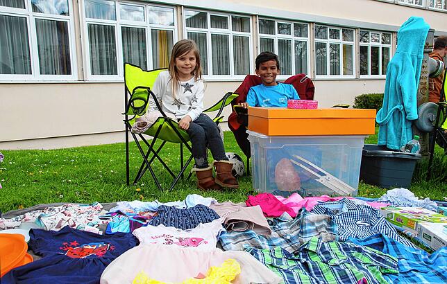 Die Geschwister Rebekka und Samuel aus Wald haben beim Kinderteppichflohmarkt ihren „Teppich“ ausgelegt.
