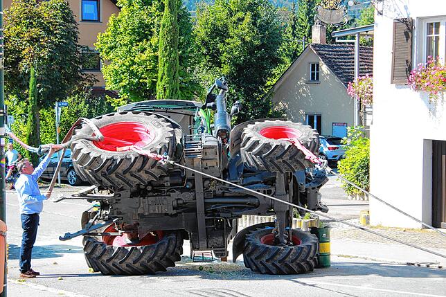 In einer aufwendigen Aktion richteten Einsatzkräfte einen umgestürzten Traktor in Wahlwies wieder auf.