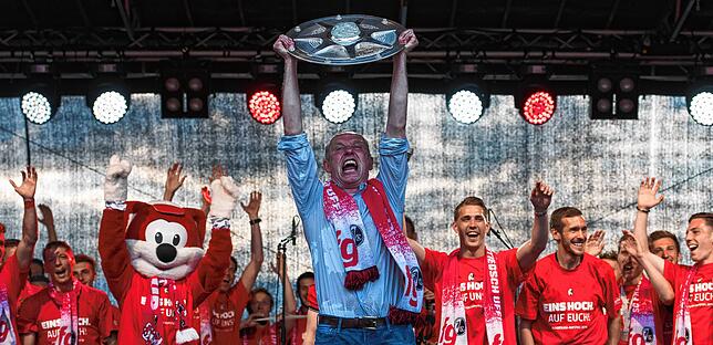 Gleich in der nächsten Saison verhilft Streich dem Verein wieder zum Aufstieg in Liga Eins: Am 32. Spieltag gewinnt der SC mit 2:1 gegen ...